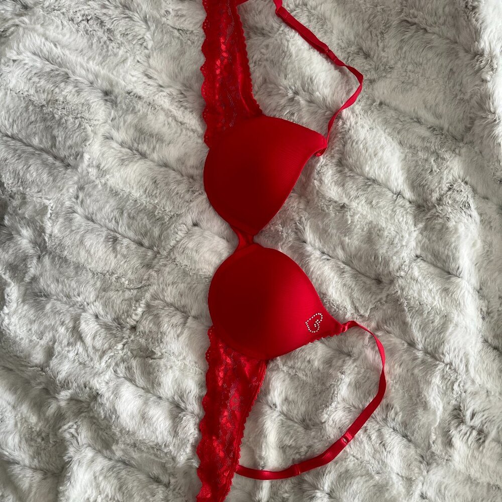 Candie's Underwire Smooth Bra with lace edge and sparkly heart.